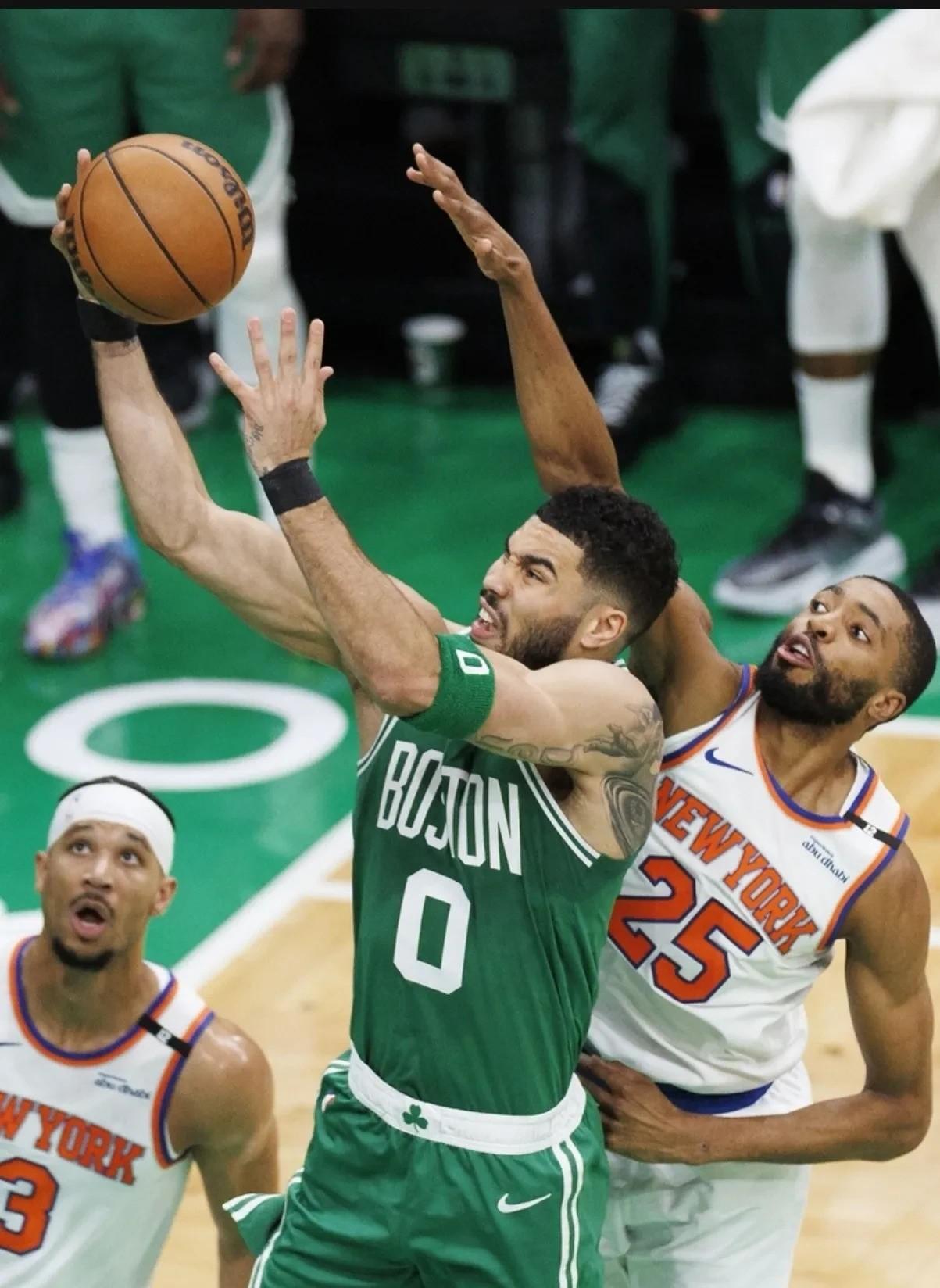 开云中国-塔图姆重返赛场，大比分获胜首场状态出色，拜仁观众沸腾！观众掌声雷动的简单介绍-开云中国