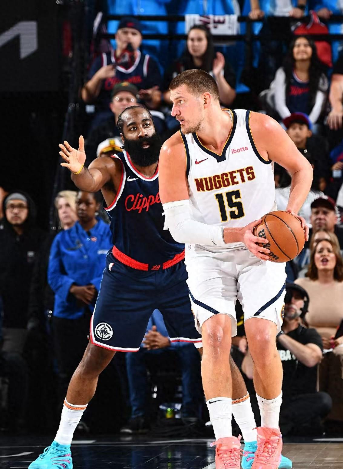 开云体育-快船队惨败后更衣室爆发冲突，主帅回应，控制发展.-开云体育